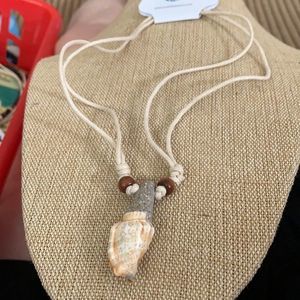 Shell slide necklace